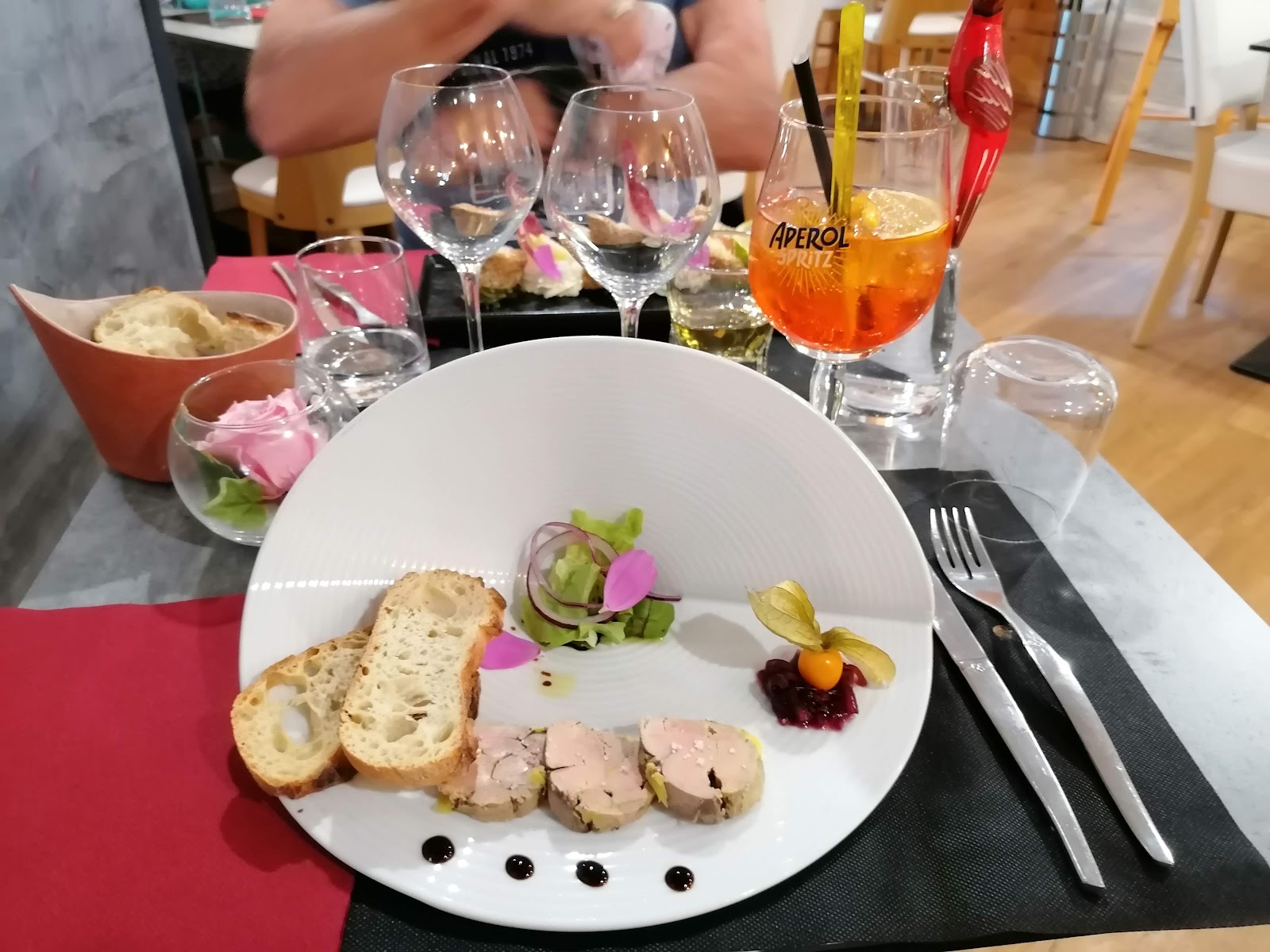 Assiette de foie gras mi-cuit, toast et verrine