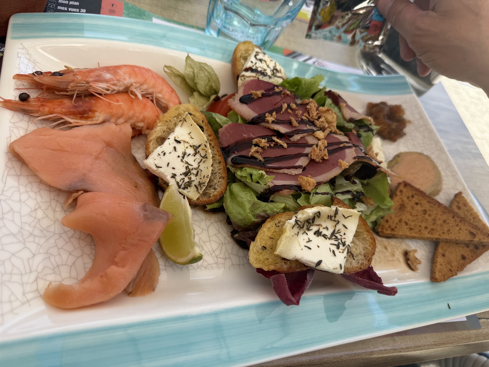 Grande salade au magret et saumon fumé