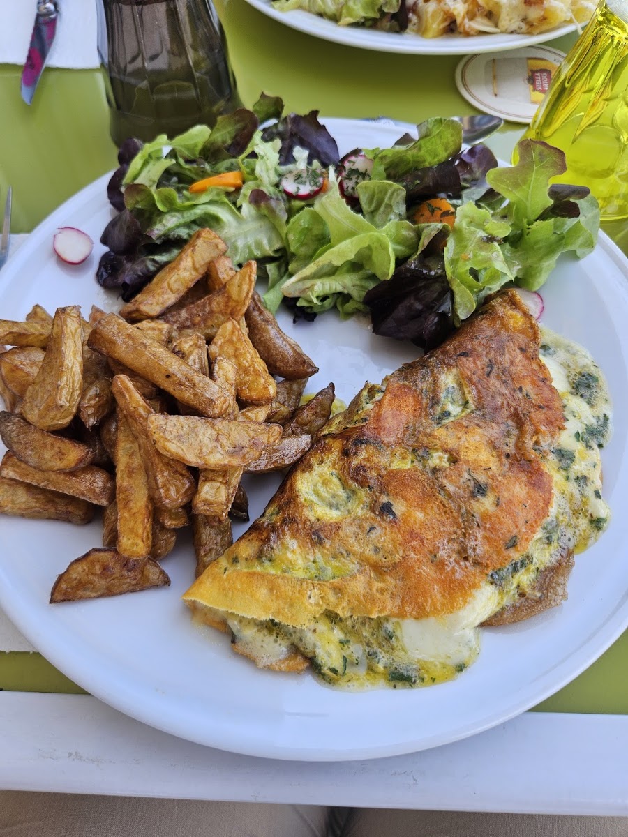 Omelette, frites et salade
