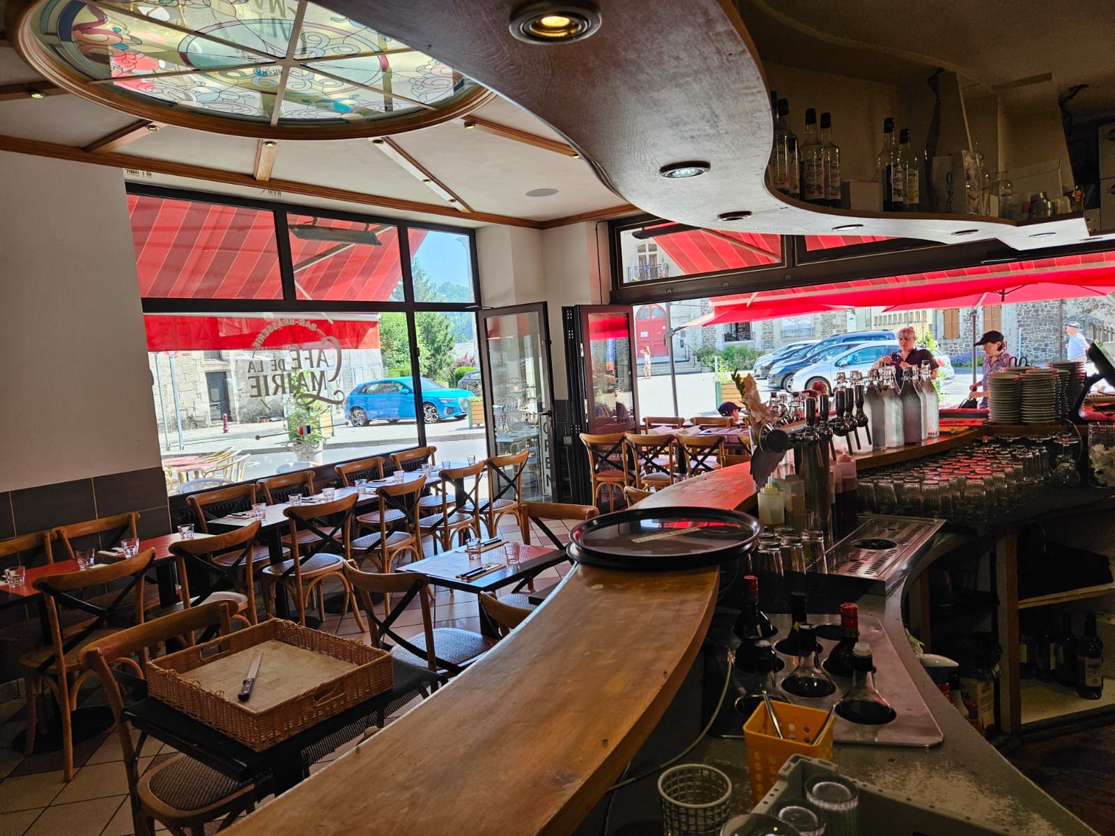 Le bar en bois de l'estaminet